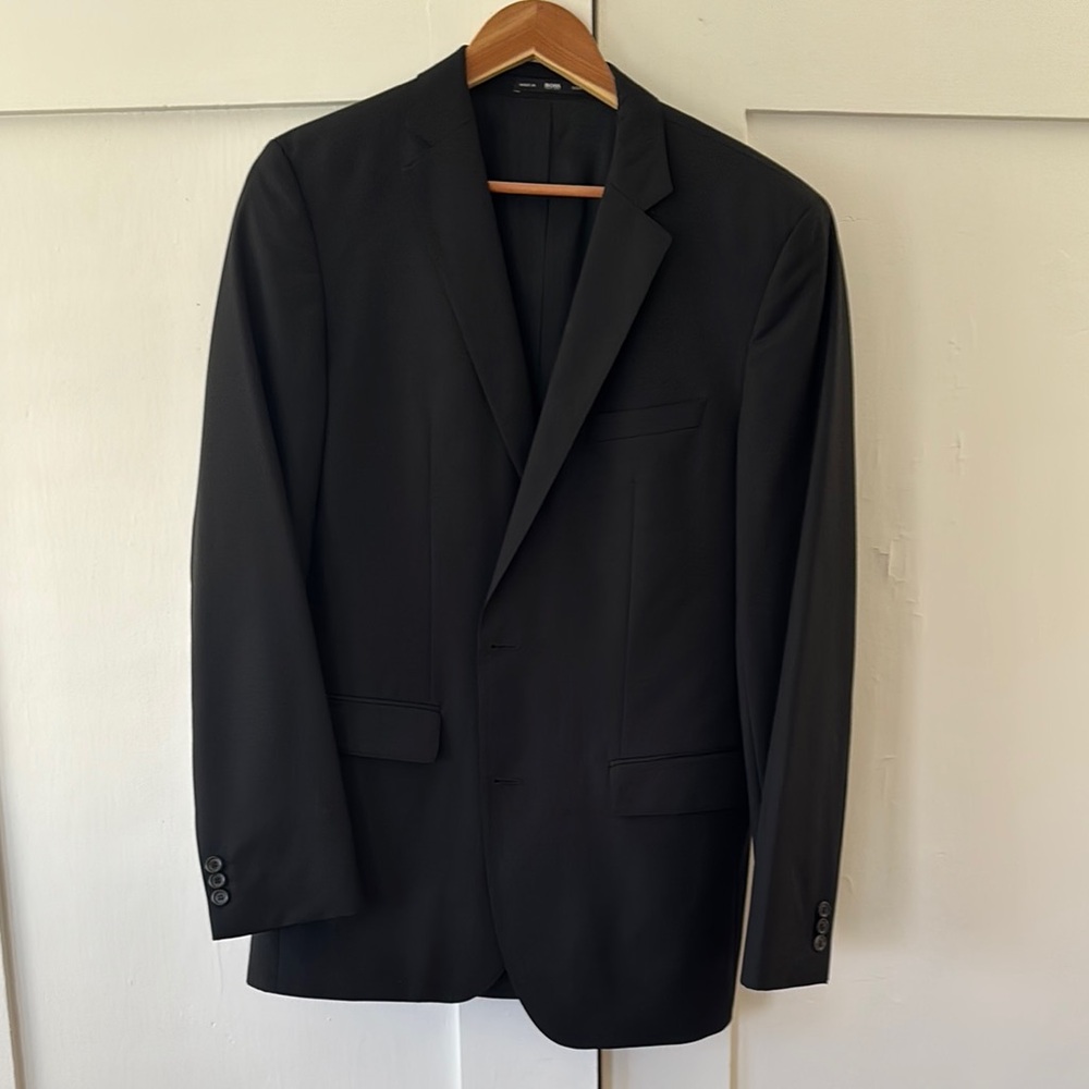 Hugo Boss Men’s Black Suit 40L.